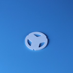 Pláta comhla ceirmeach alúmana